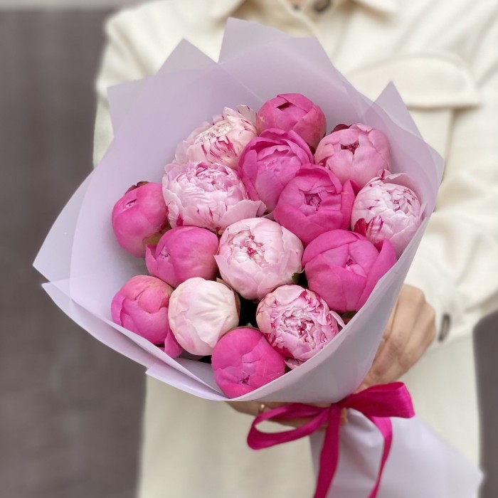 Розовый микс из 15 пионов